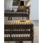 Vidéki vintage stílusú, natúr színű műrattan kerti asztal.